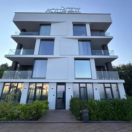 The Golden Compass , Pool And Sea Nearby Apartment Warna