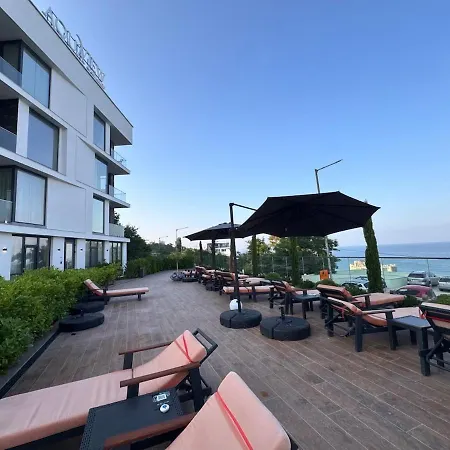 The Golden Compass , Pool And Sea Nearby Warna