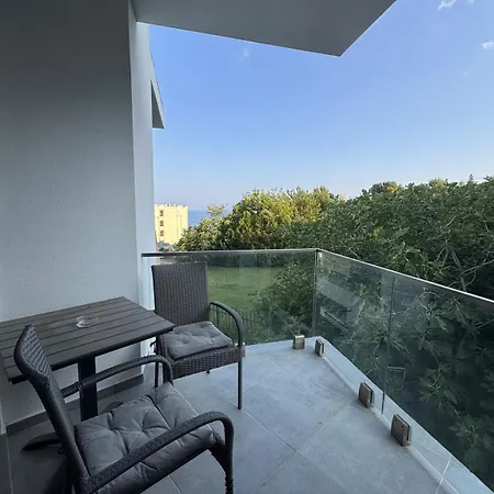 The Golden Compass , Pool And Sea Nearby Apartment Warna